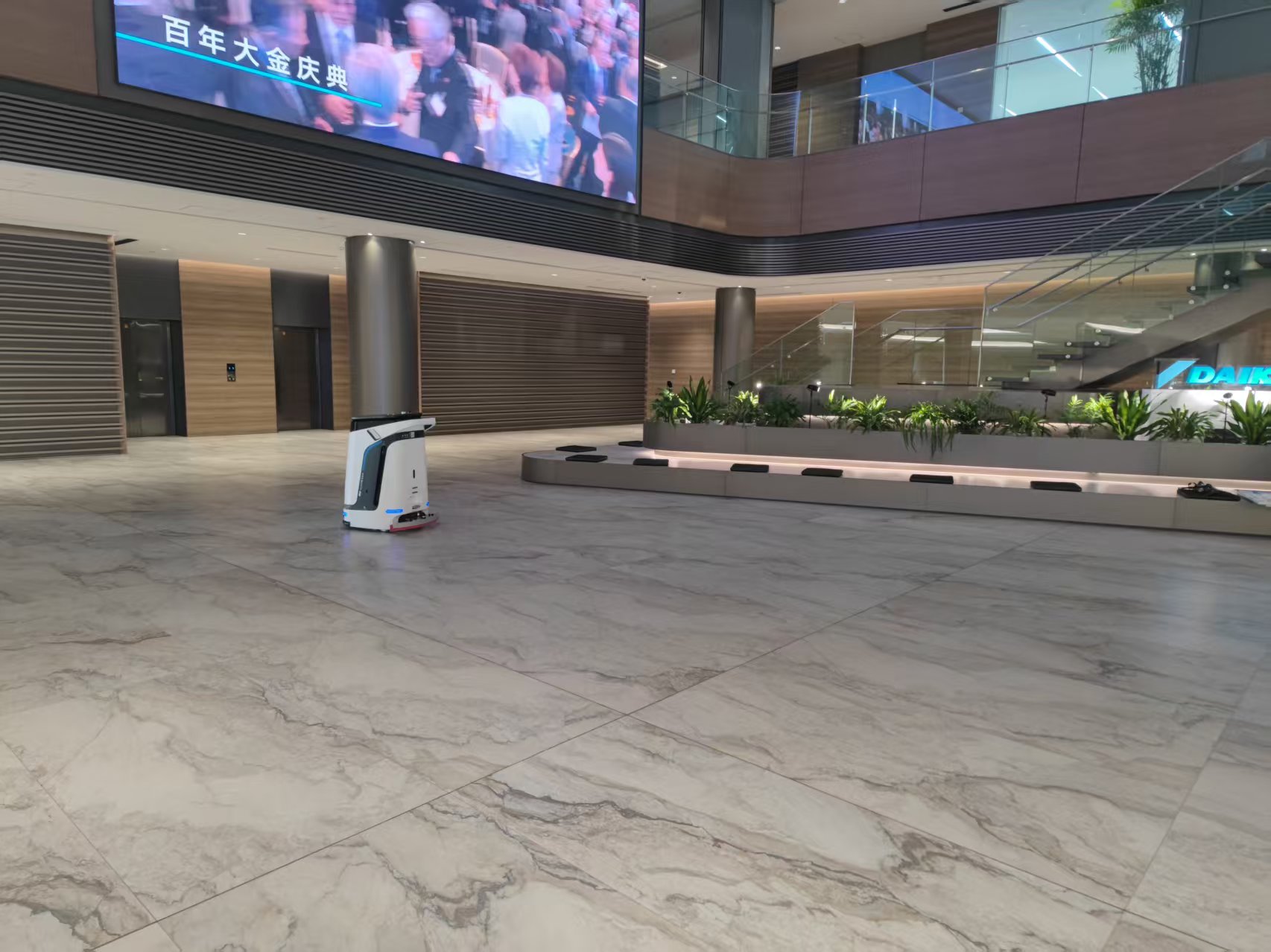 “写字楼清洁机器人”