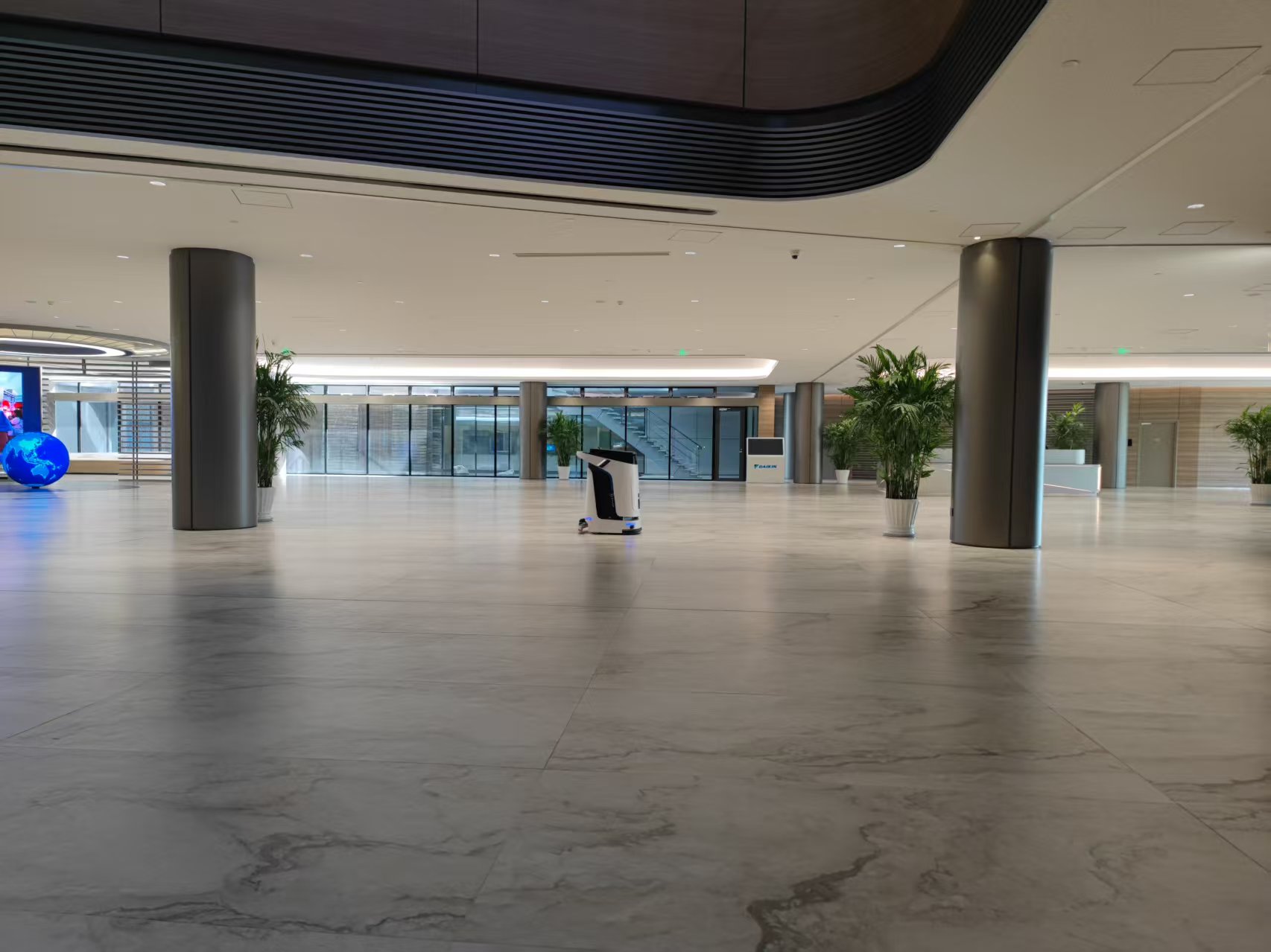 “写字楼清洁机器人”