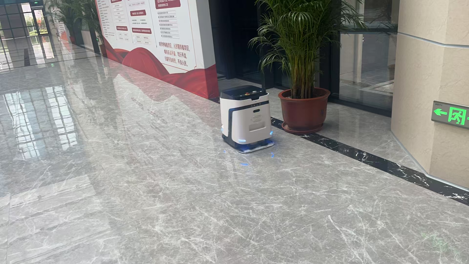 ”政府服务机器人“