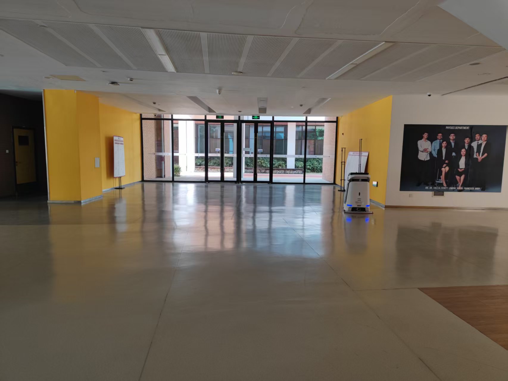 “学校清洁机器人”