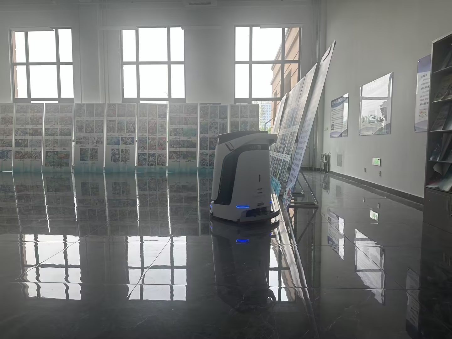 “事业单位办公楼清洁机器人”