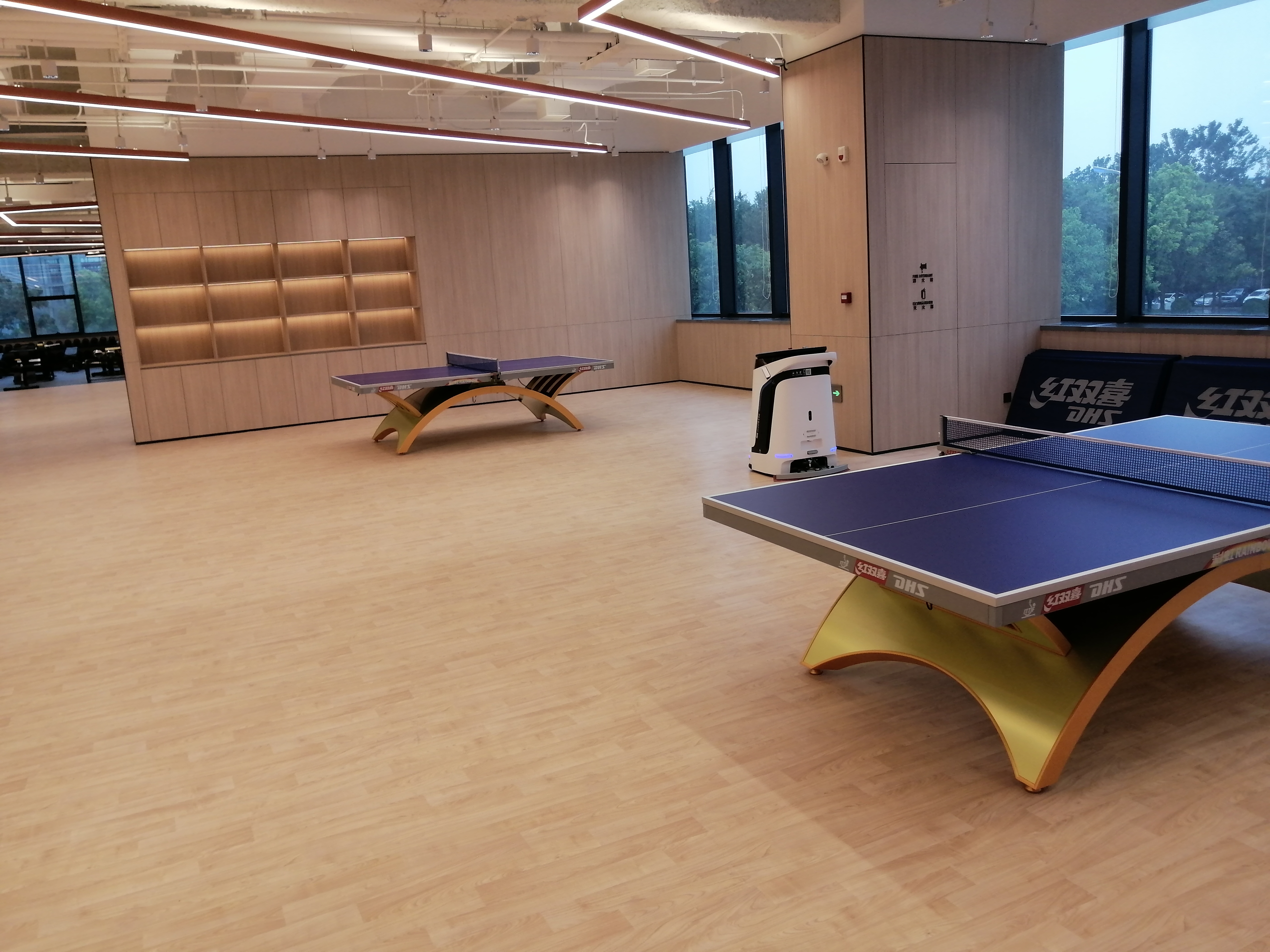 “体育馆清洁机器人”