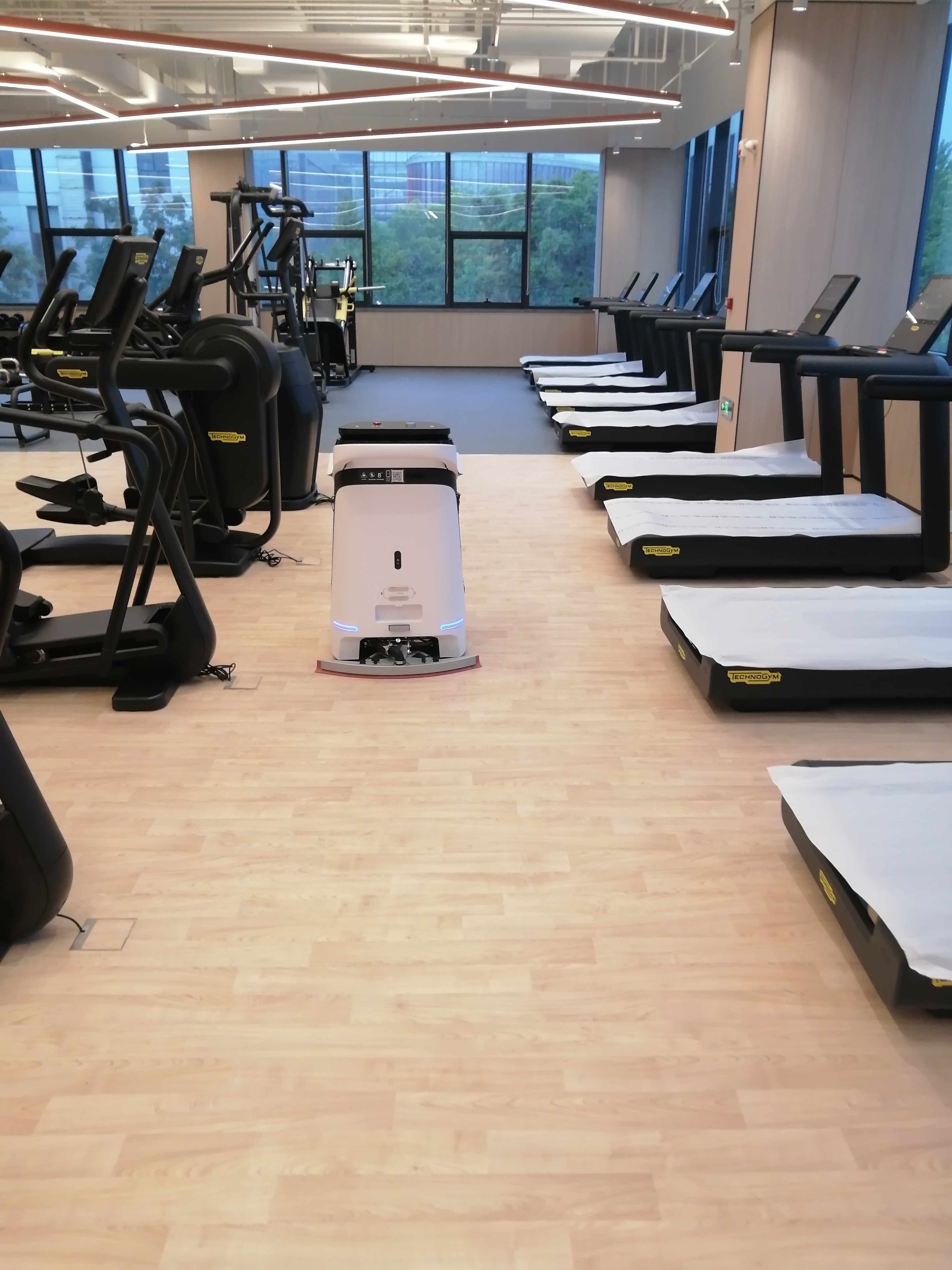 “体育馆清洁机器人”