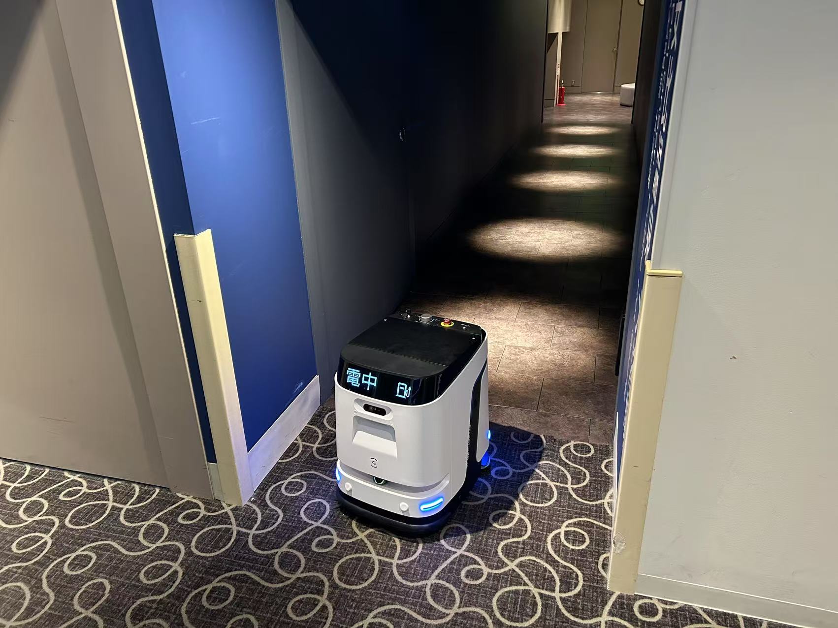 “酒店清洁机器人”