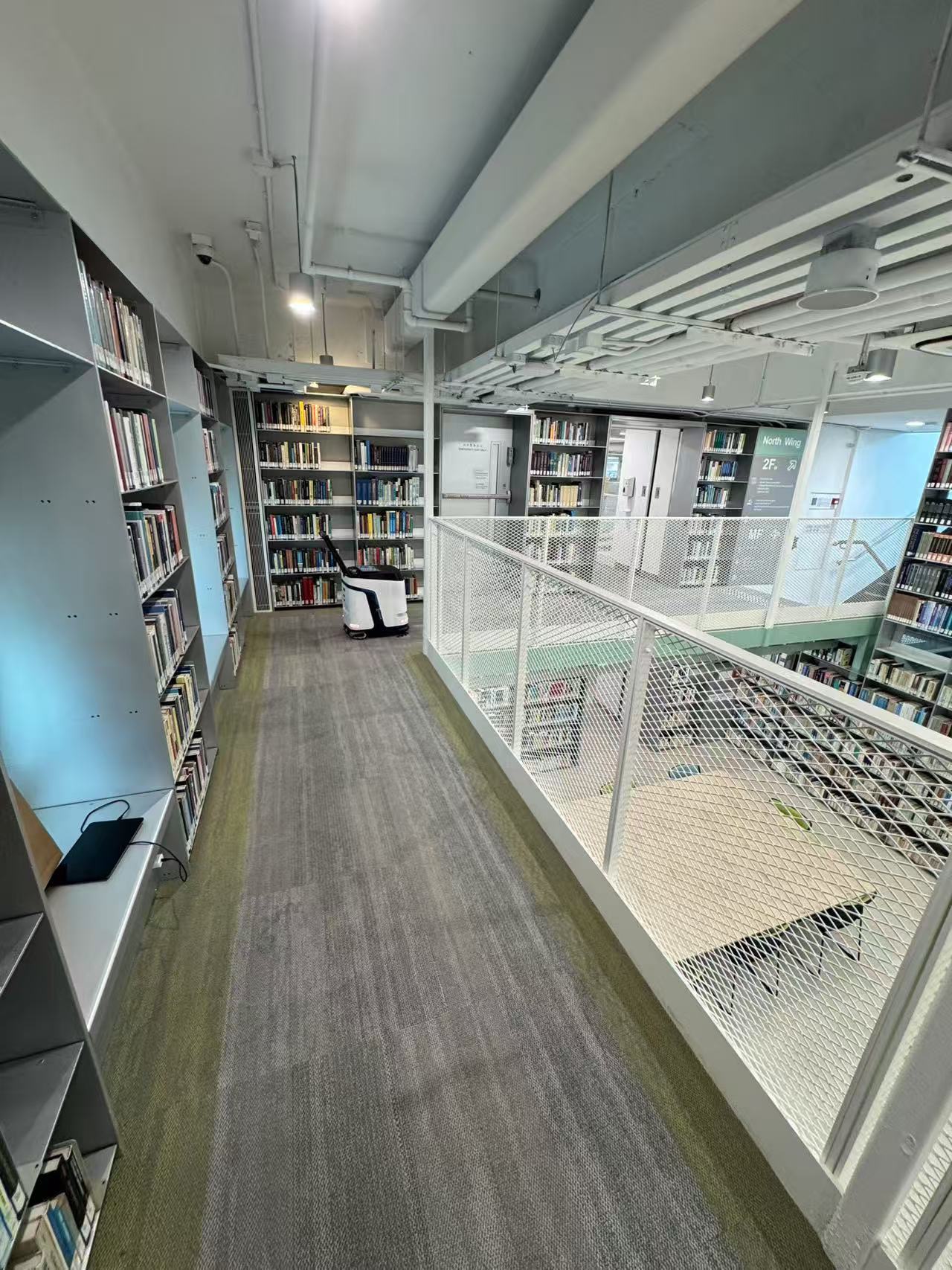 “图书馆机器人”