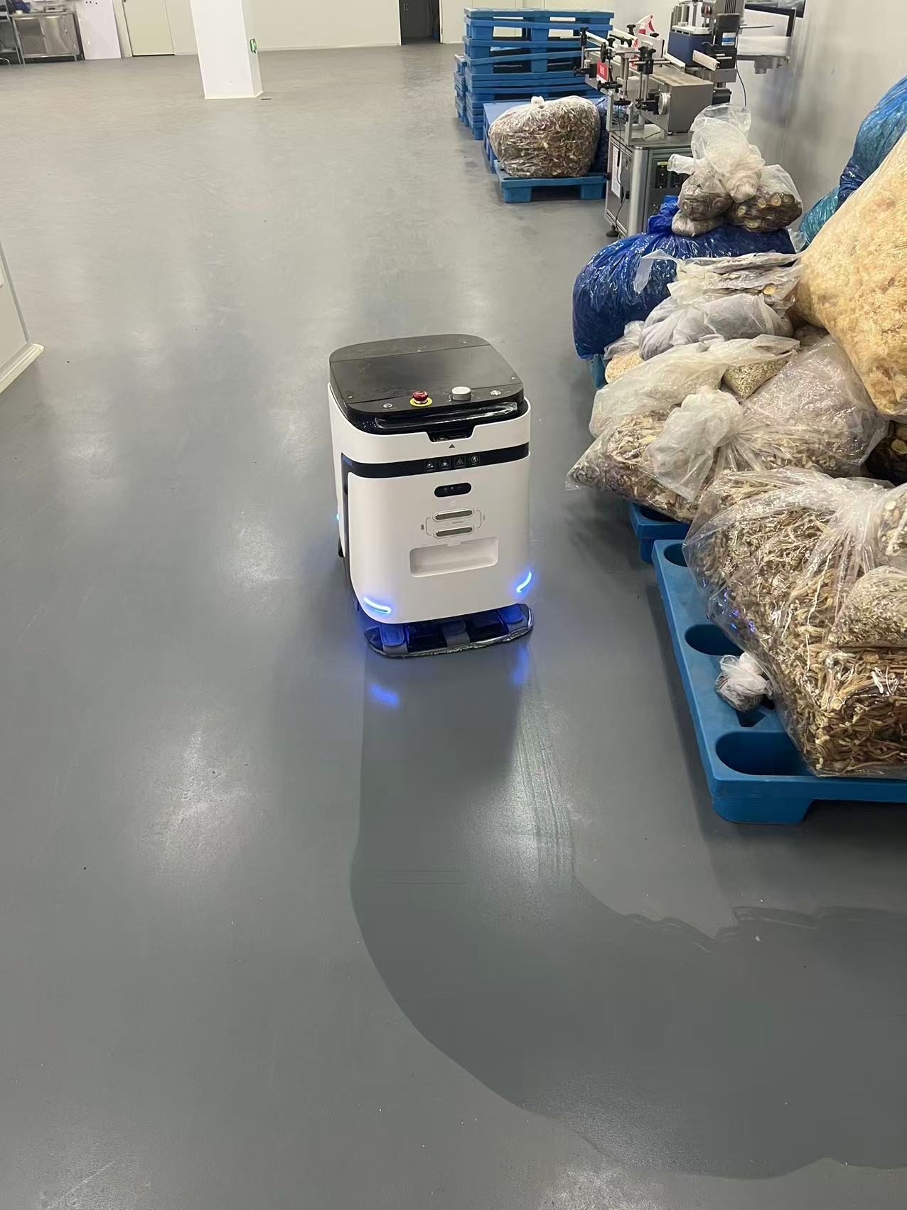 “工厂清洁机器人”