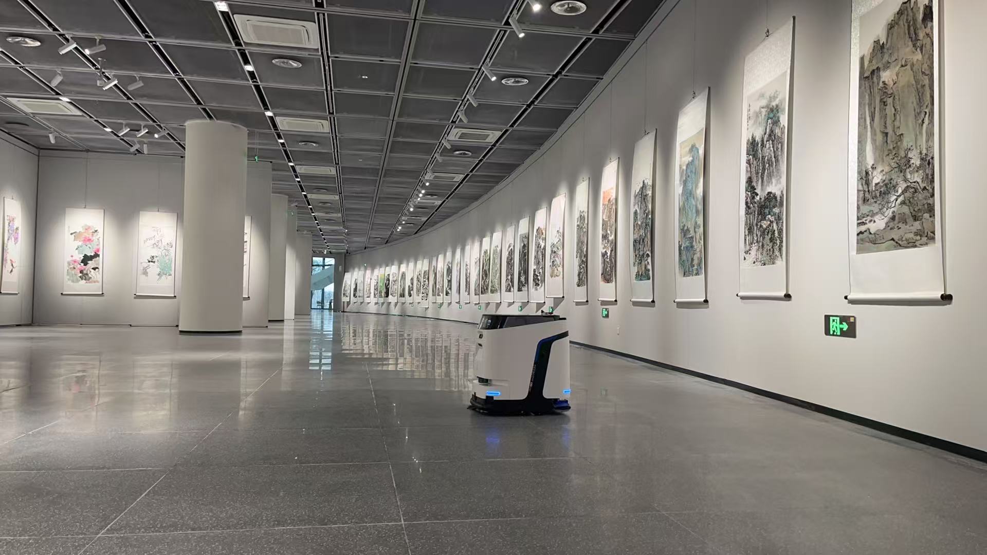 “展厅清洁机器人”